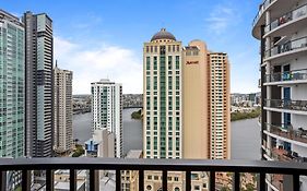 Cosy 1-Bed With River Views Pool Gym & Bbq